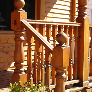 Balcon extérieur avec poteaux tournés en bois naturel