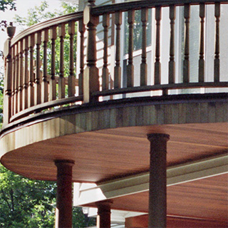 Balcon suspendu soutenu par des colonnes tournées en bois